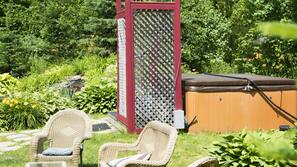 Outdoor spa bath