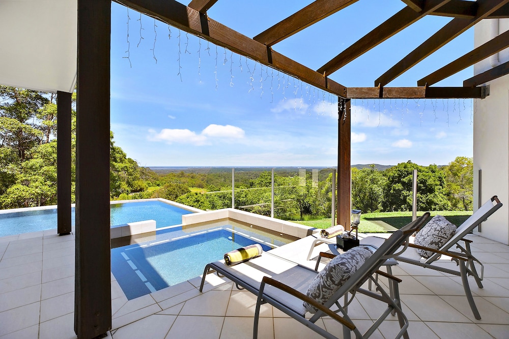 Outdoor spa tub, Alexandria Retreat