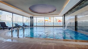 Innenpool, 2 Außenpools, Sonnenschirme, Liegestühle