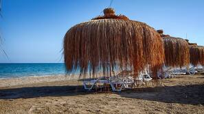 Privatstrand, Liegestühle, Sonnenschirme, Strandbar