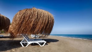 Privatstrand, Liegestühle, Sonnenschirme, Strandbar