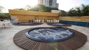 Bañera de hidromasaje al aire libre