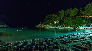 Sulla spiaggia, lettini da mare