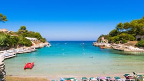 Sulla spiaggia, lettini da mare