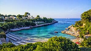 Sulla spiaggia, lettini da mare