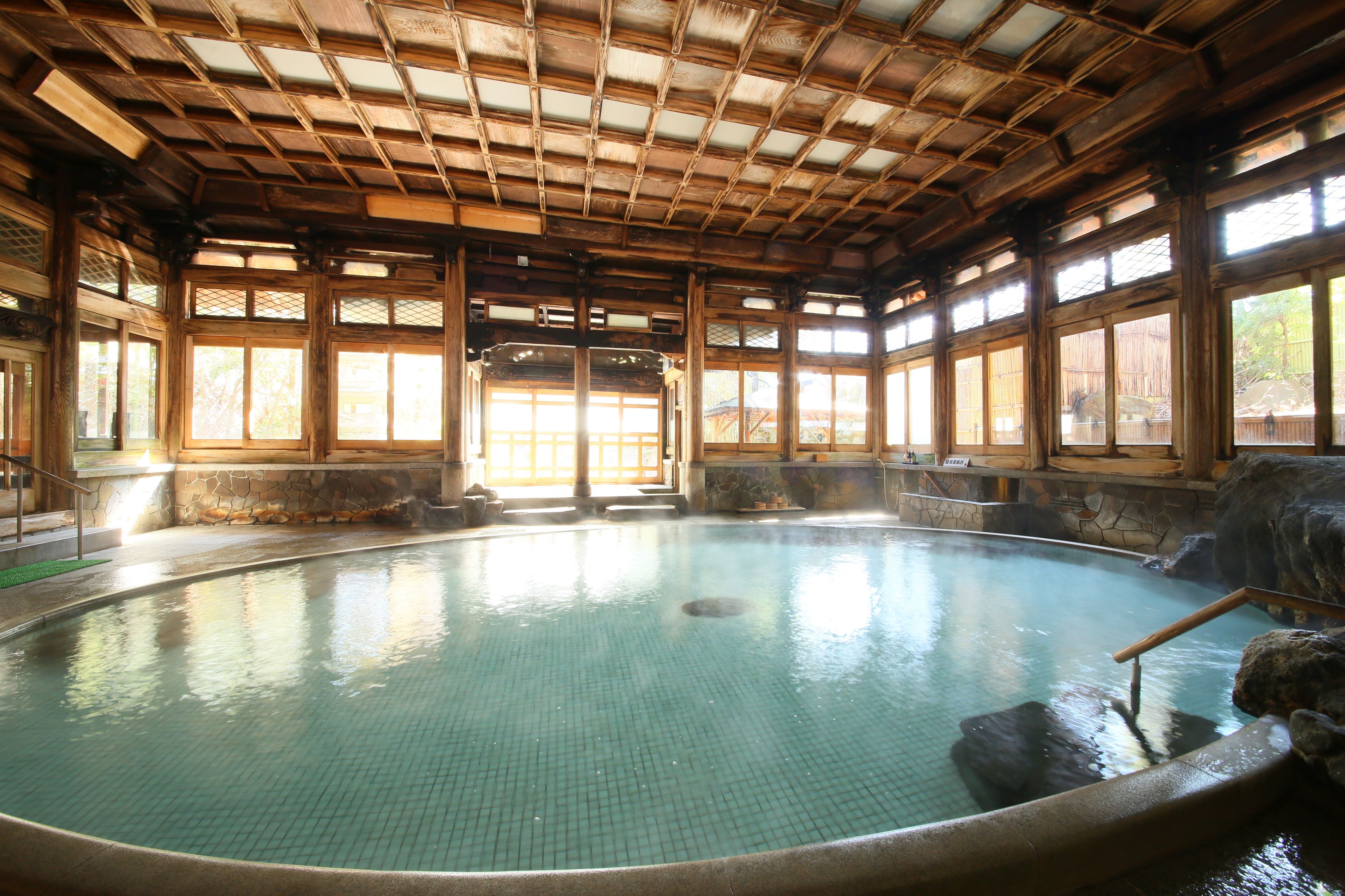 外湯とレトロな町並みを楽しむ渋温泉旅行