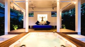 Outdoor spa bath
