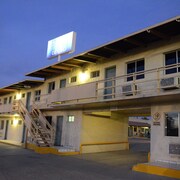 hotels in el centro ca near mall