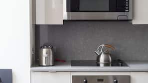 Full-size fridge, microwave, oven, stovetop