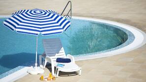 2 outdoor pools