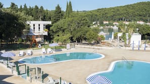 2 outdoor pools