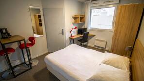 Bureau, chambres insonorisées, lits bébé (gratuits), draps fournis