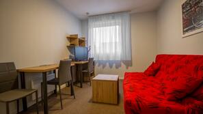 Bureau, chambres insonorisées, lits bébé (gratuits), draps fournis
