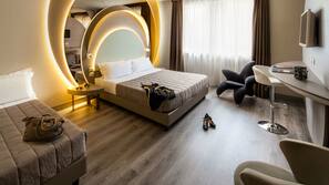 Ropa de cama de alta calidad, minibar, caja fuerte y escritorio