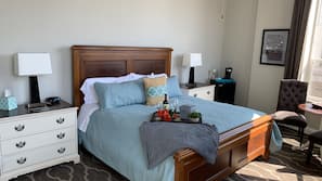 Premium bedding, desk, iron/ironing board, free WiFi