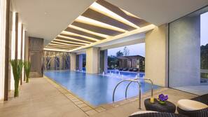 Kolam renang indoor dan kolam renang outdoor