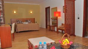 Minibar, escritorio, cortinas opacas y wifi gratis