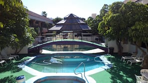 Una piscina al aire libre, tumbonas