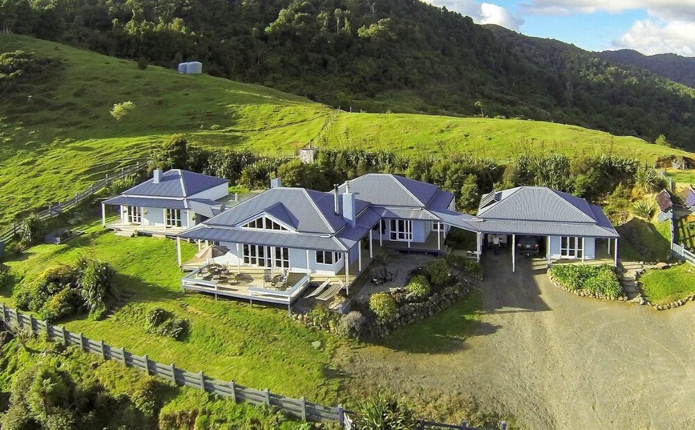 Nightingale Falls Farmstay Retreat In Whakatete Bay Hotel - 