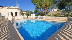 Piscine extérieure, parasols de plage, chaises longues