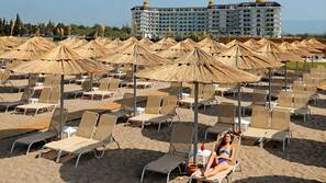 Privatstrand, Liegestühle, Sonnenschirme, Strandtücher
