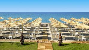 Privatstrand, Liegestühle, Sonnenschirme, Strandtücher