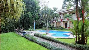 Una piscina al aire libre