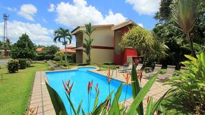 Una piscina al aire libre