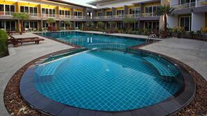 Una piscina al aire libre