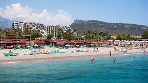 Plage privée, chaises longues, parasols, serviettes de plage