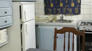 Fridge, microwave, oven, coffee/tea maker