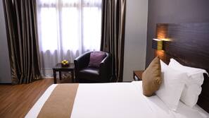 Minibar, in-room safe, desk, iron/ironing board