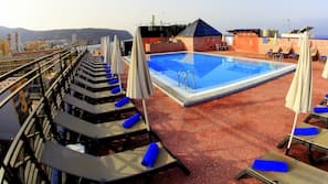 Piscine extérieure, chaises longues