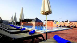 Piscine extérieure, chaises longues