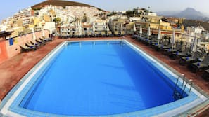 Piscine extérieure, chaises longues