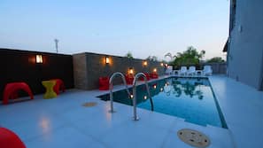 Outdoor pool, sun loungers