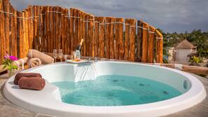 Bañera de hidromasaje al aire libre