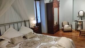Escritorio, cortinas opacas, tabla de planchar con plancha