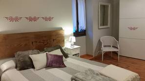 Escritorio, cortinas opacas, tabla de planchar con plancha