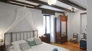 Escritorio, cortinas opacas, tabla de planchar con plancha