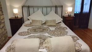 Escritorio, cortinas opacas, tabla de planchar con plancha