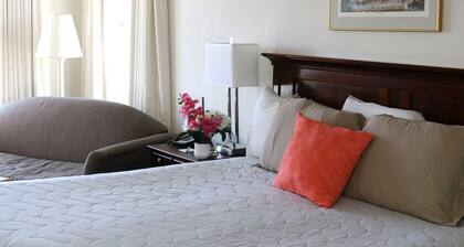 Camden Riverhouse Hotel