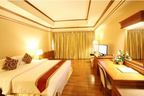 Deluxe Double Room | Minibar, desk, blackout drapes, free cribs/infant beds