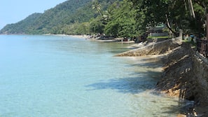 Am Strand, Liegestühle, Sonnenschirme, Strandtücher