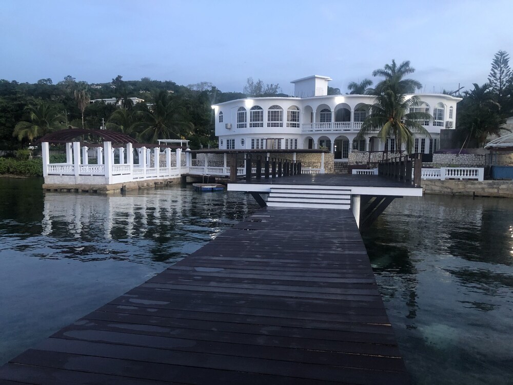 Waters Edge Guest House, Montego Bay: Room Prices & Reviews | Travelocity