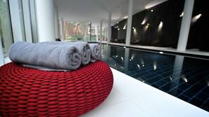 Inomhuspool och utomhuspool