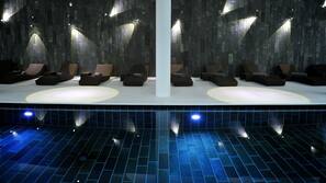 Inomhuspool och utomhuspool