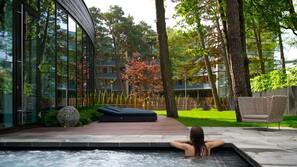 Inomhuspool och utomhuspool