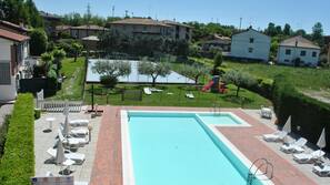 Piscina all'aperto, ombrelloni da piscina, lettini