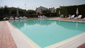 Piscina all'aperto, ombrelloni da piscina, lettini